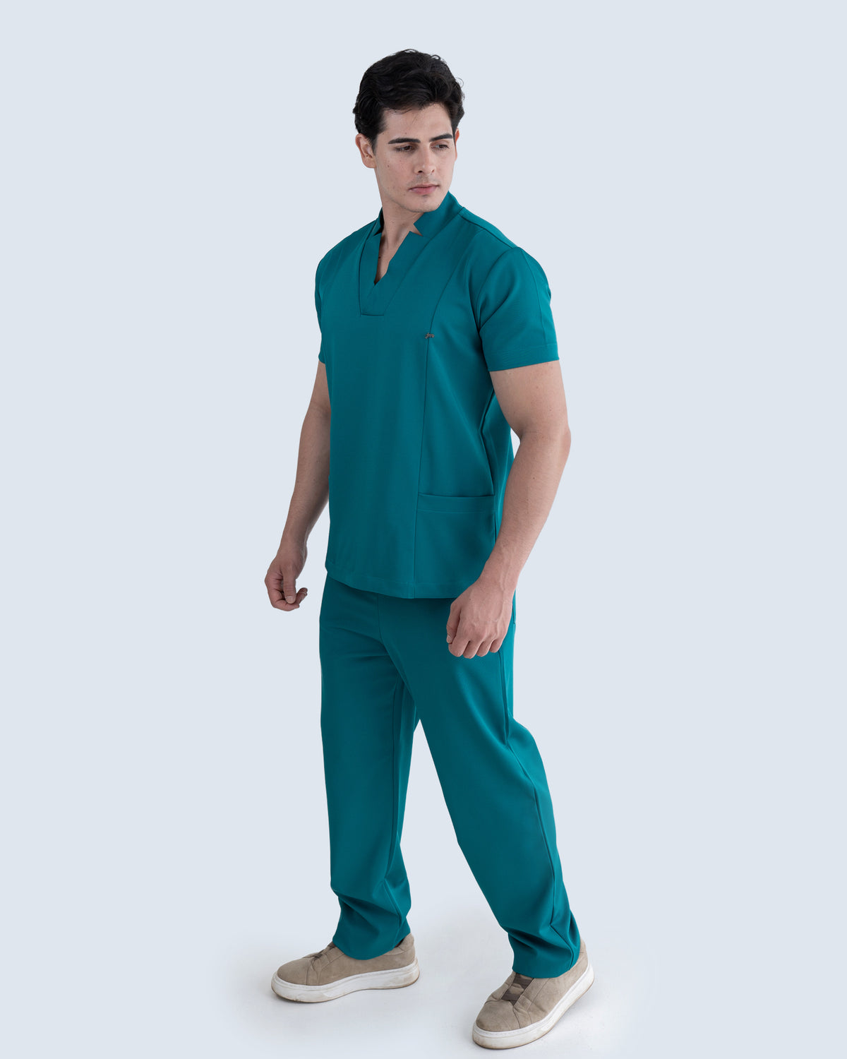 Scrub Masculino Essential Verde Esmeralda: conjunto de blusa e calça em gabardine premium com elastano