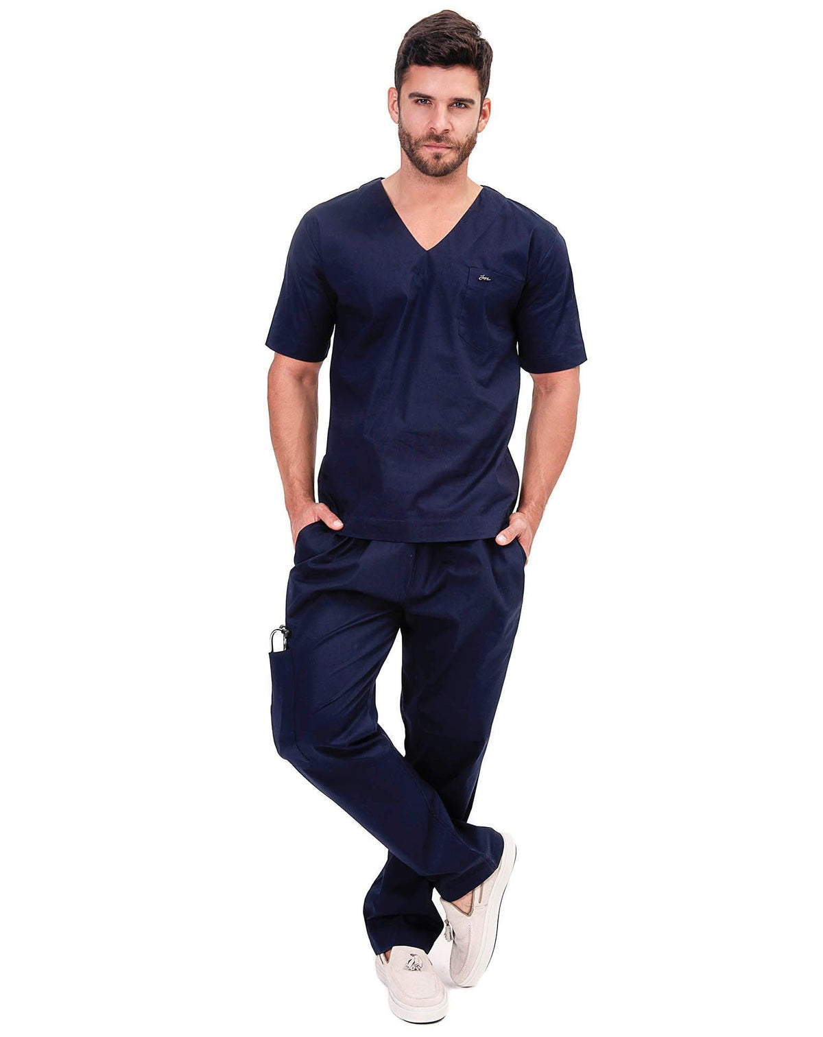 Scrub masculino Man azul marinho, conjunto blusa gola V e calça com bolso lateral em modelo de corpo inteiro
