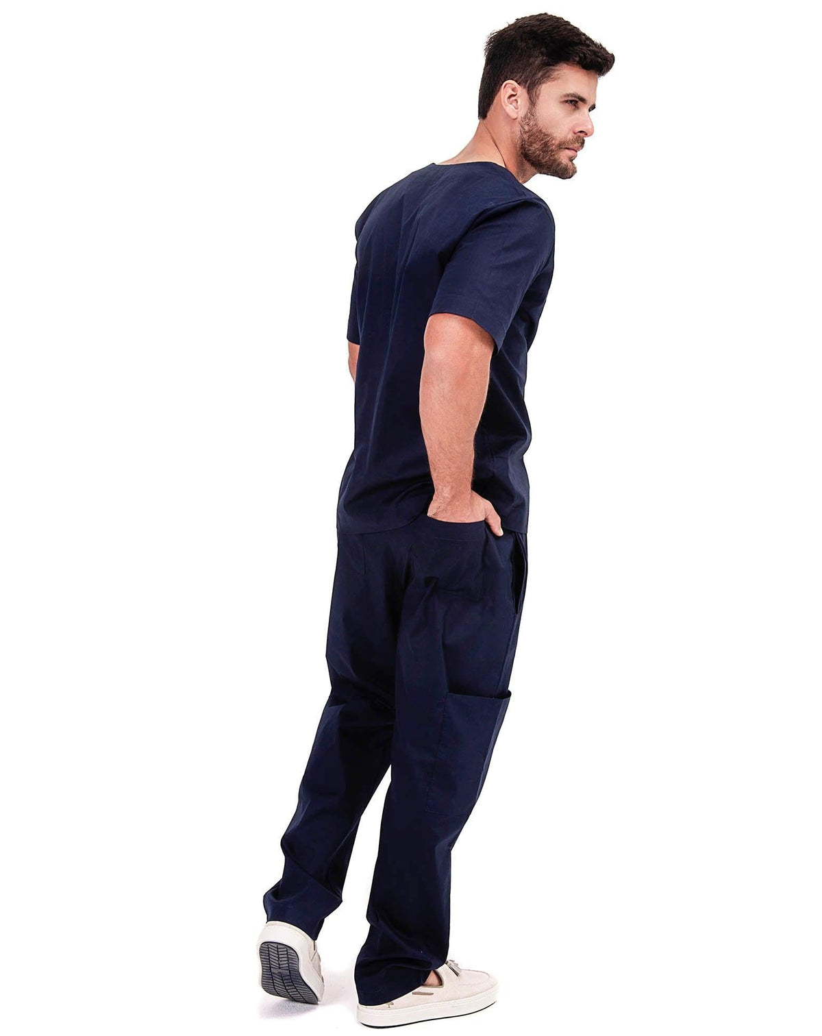 Scrub masculino Man azul marinho visto de costas, blusa manga curta e calça reta com bolso lateral — foto 4