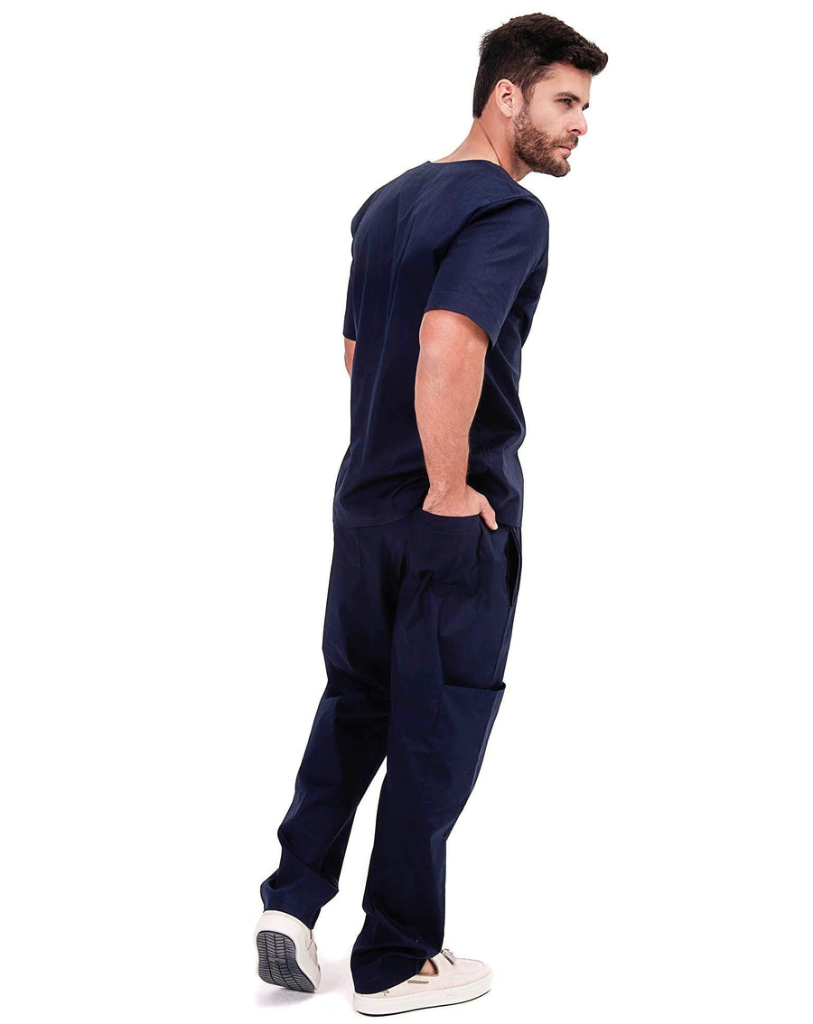 Scrub masculino Man azul marinho visto de costas, blusa manga curta e calça reta com bolso lateral