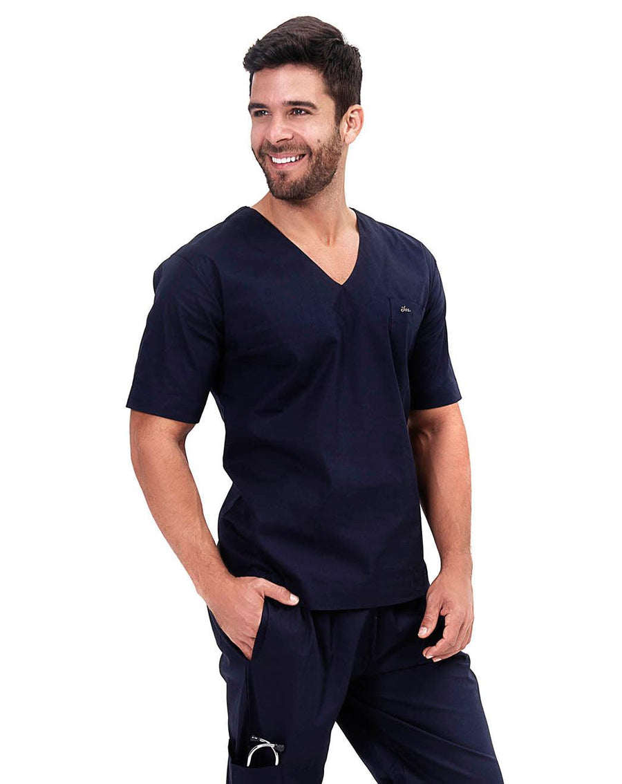 Scrub masculino Man azul marinho visto de frente, blusa manga curta com gola V e bolso no peito