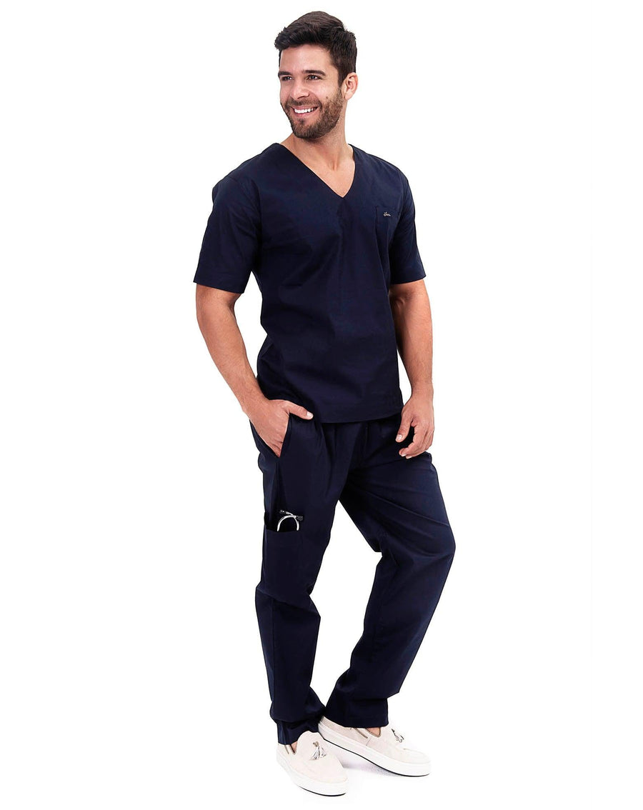 Scrub masculino Man azul marinho de lado, modelo com mão no bolso e bolso cargo na lateral da calça