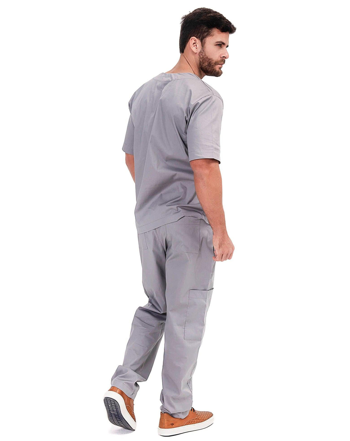 Scrub masculino Man cinza claro visto de costas, blusa manga curta e calça reta com bolso lateral — foto 4