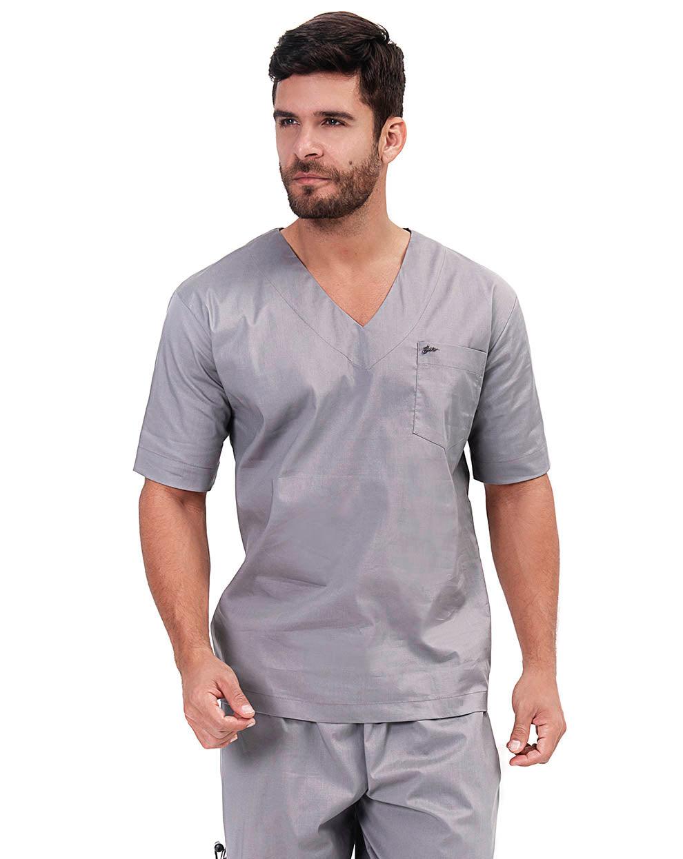 Scrub masculino Man cinza claro visto de frente, blusa manga curta com gola V e bolso no peito — foto 2