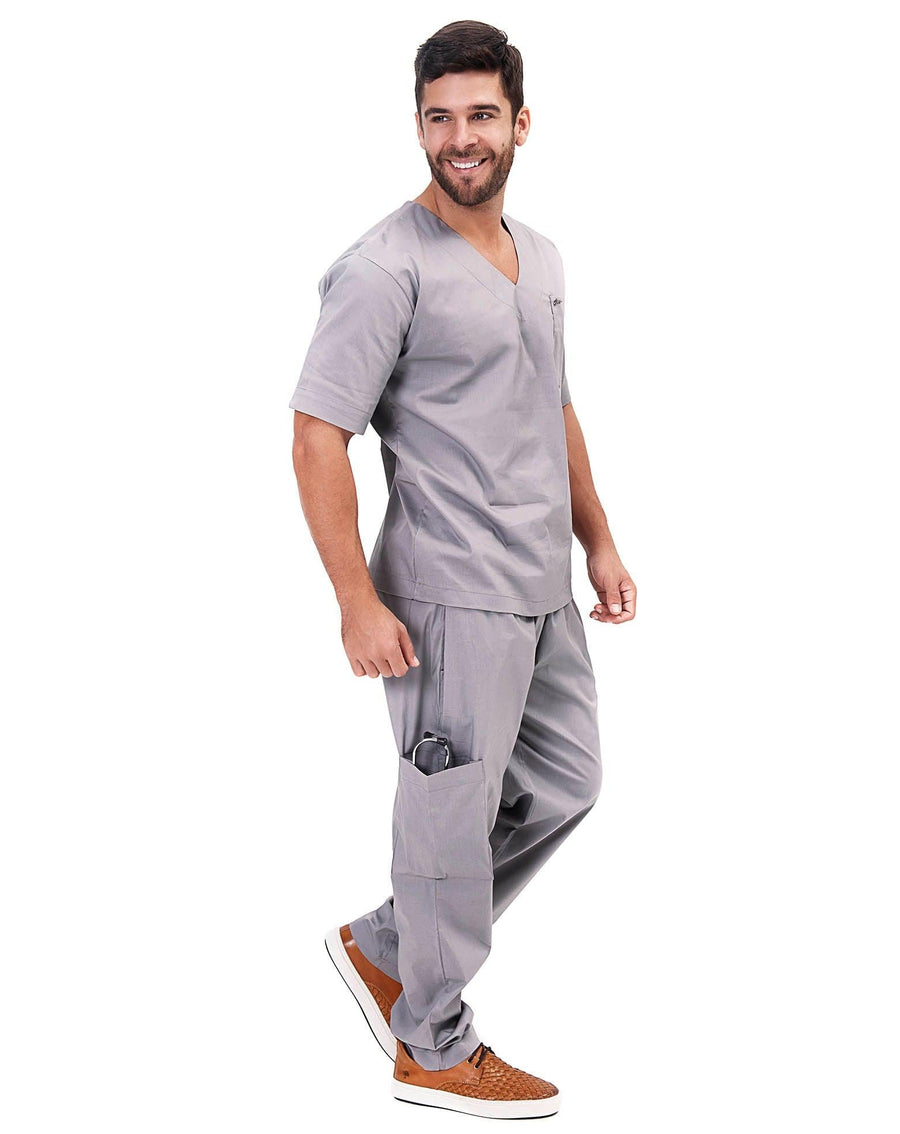 Scrub masculino Man cinza claro de lado, modelo de corpo inteiro com bolso cargo na lateral da calça