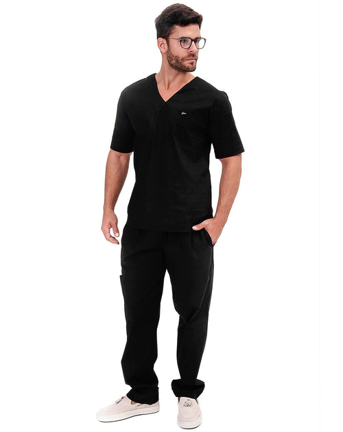 Scrub masculino Man preto, conjunto blusa gola V e calça com bolso lateral em modelo de corpo inteiro