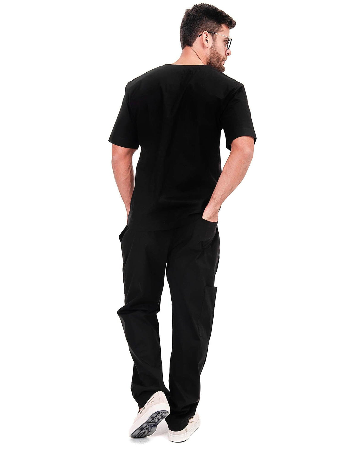 Scrub masculino Man preto visto de costas, blusa manga curta e calça reta com bolso lateral cargo — foto 4