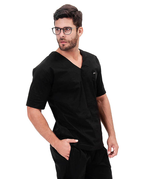 Scrub masculino Man preto visto de frente, blusa manga curta com gola V e bolso no peito