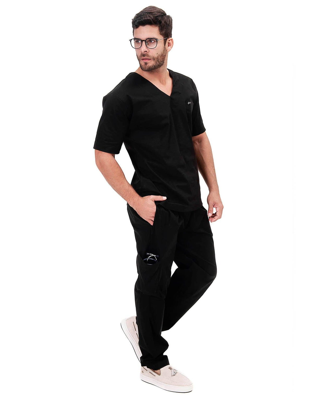 Scrub masculino Man preto de lado, modelo com mão no bolso e bolso cargo na lateral da calça — foto 3