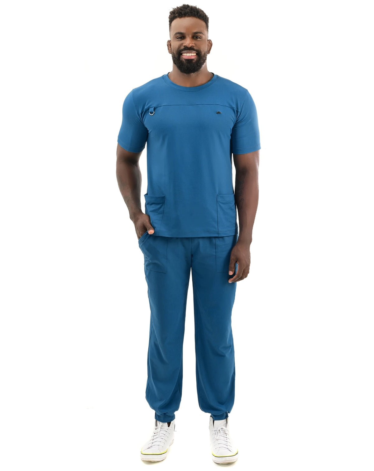 Scrub masculino Neo Soft azul petróleo, modelo de corpo inteiro com blusa de bolsos frontais e calça jogger — foto 3
