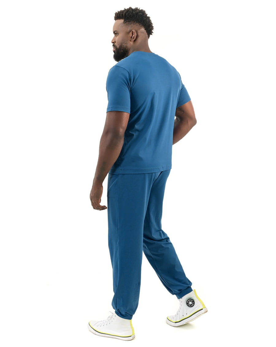 Scrub masculino Neo Soft azul petróleo visto de costas, blusa manga curta e calça jogger com punho elástico