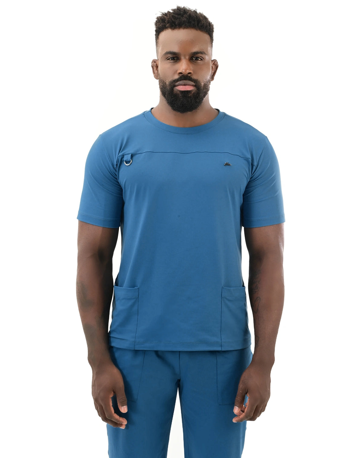 Scrub masculino Neo Soft azul petróleo de frente, detalhe da gola redonda, argola porta crachá e recorte no peito — foto 4