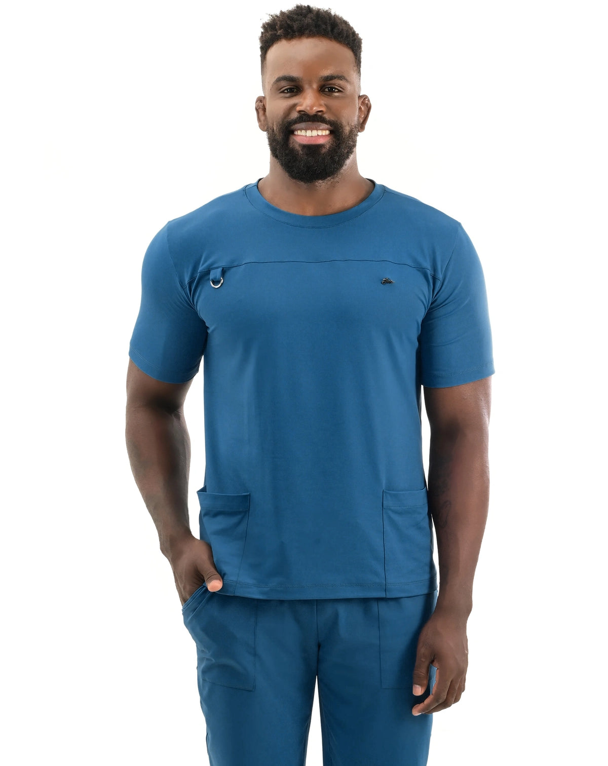 Scrub masculino Neo Soft azul petróleo visto de frente, blusa gola redonda com argola porta crachá e bolsos