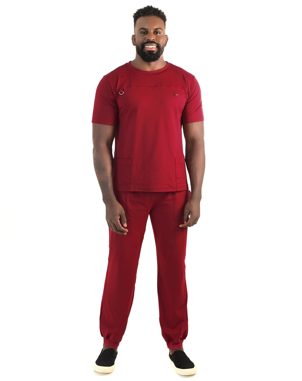 Scrub masculino Neo Soft bordô, modelo de corpo inteiro com gola redonda, argola porta crachá e calça jogger — foto 4