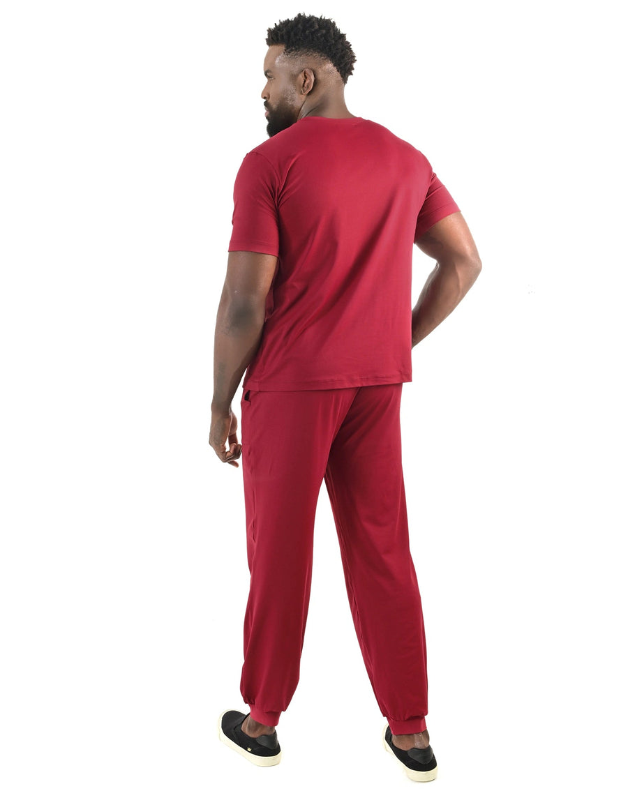 Scrub masculino Neo Soft bordô visto de costas, blusa manga curta e calça jogger com punho elástico