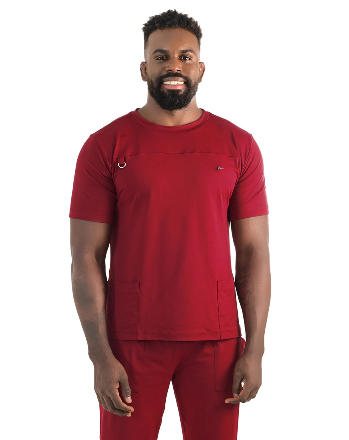 Scrub masculino Neo Soft bordô visto de frente, blusa gola redonda com argola porta crachá e bolsos frontais