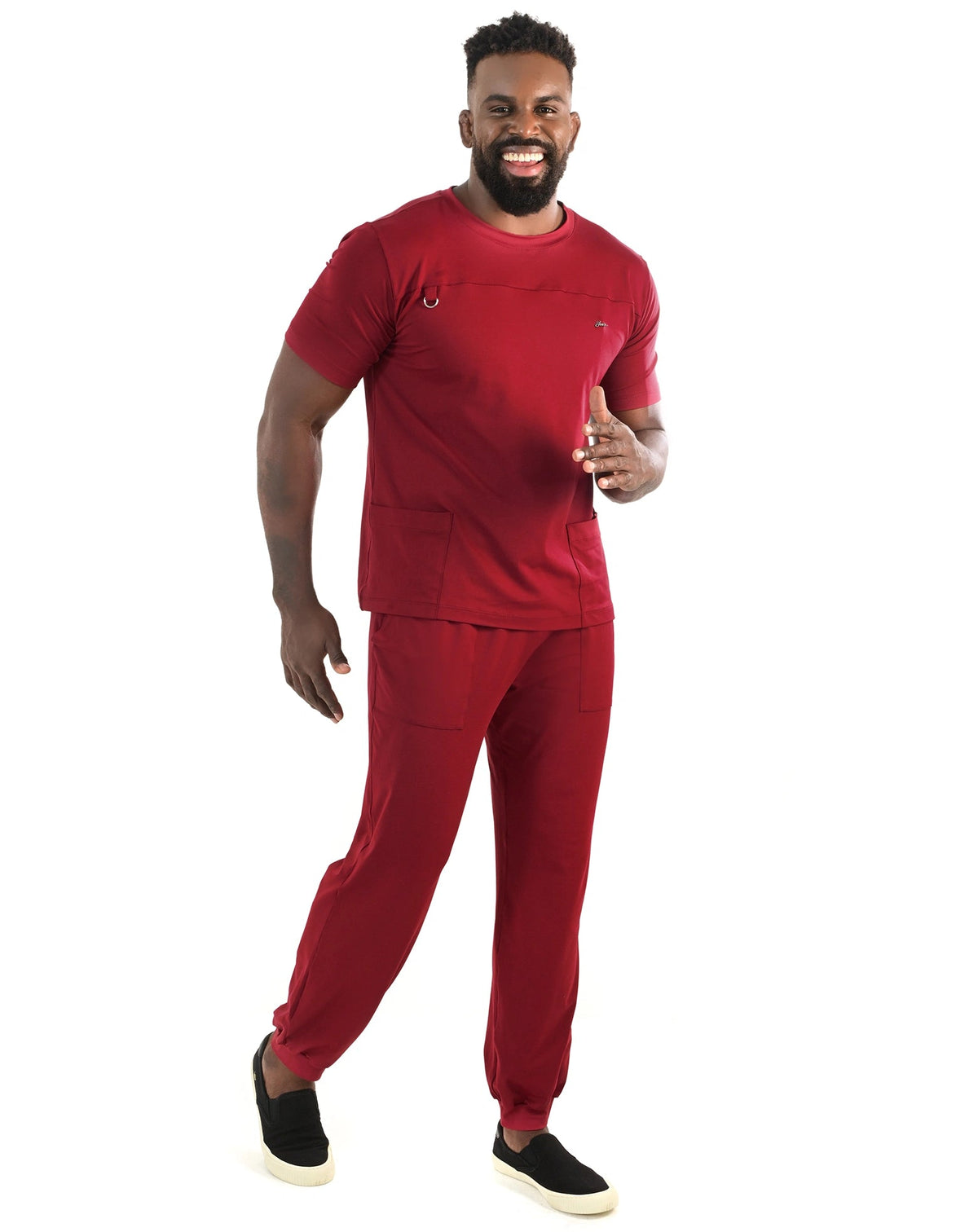 Scrub masculino Neo Soft bordô de lado, modelo sorrindo com blusa de bolsos frontais e calça jogger — foto 3
