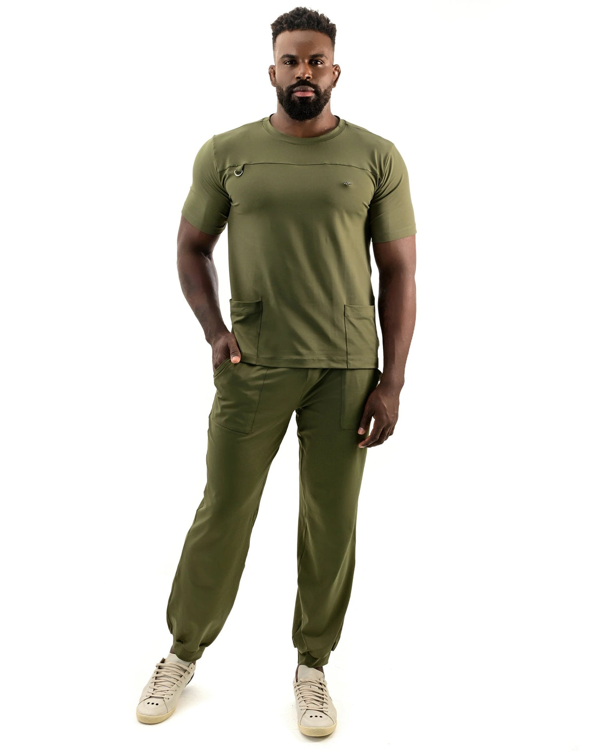 Scrub masculino Neo Soft verde militar, modelo de corpo inteiro com blusa de bolsos frontais e calça jogger — foto 3
