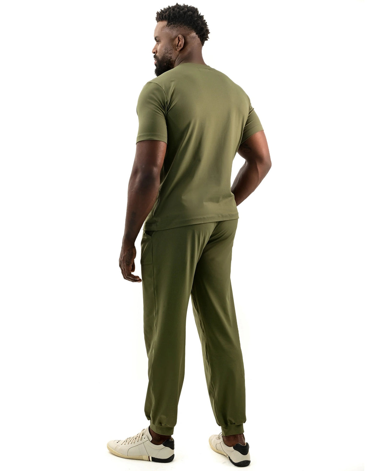 Scrub masculino Neo Soft verde militar visto de costas, blusa manga curta e calça jogger com punho elástico — foto 4