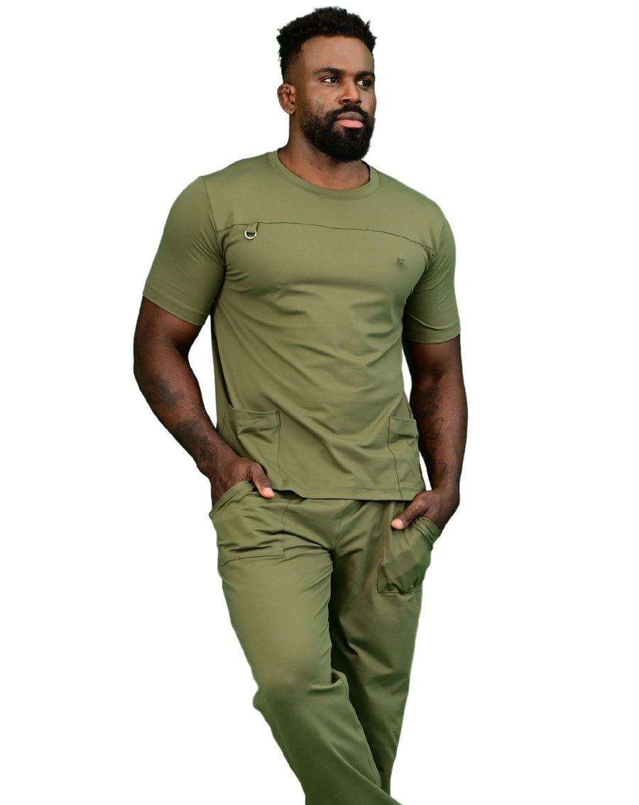 Scrub masculino Neo Soft verde militar de frente, modelo com mãos nos bolsos e recorte no peito da blusa