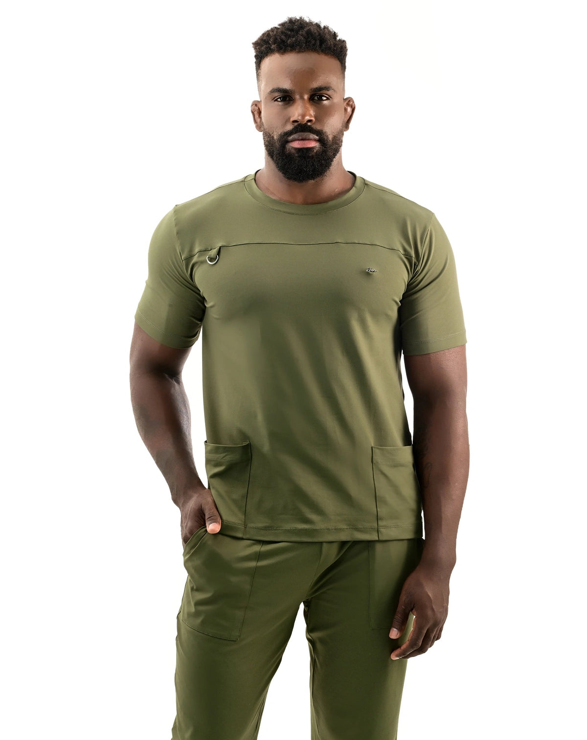 Scrub masculino Neo Soft verde militar visto de frente, blusa gola redonda com argola porta crachá e bolsos
