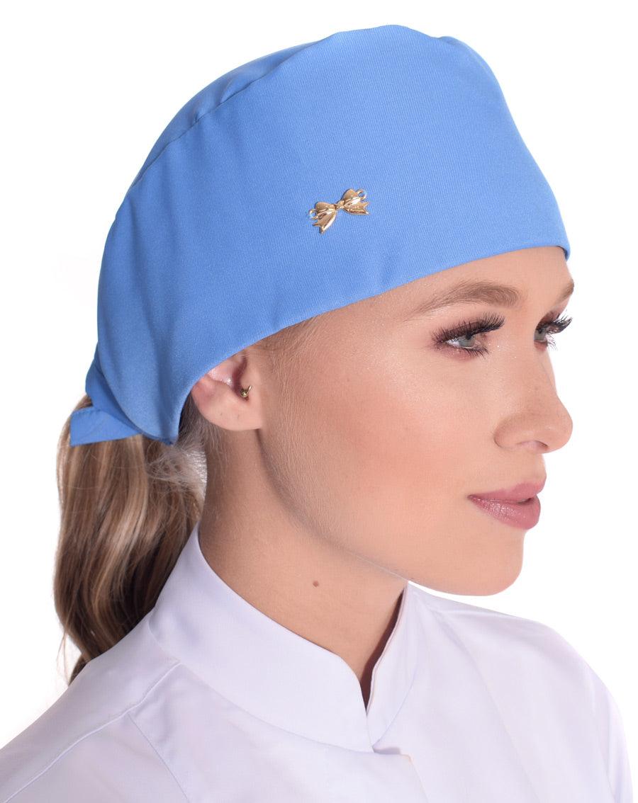 Touca bandana feminina azul serenity em modelo, vista lateral com lacinho dourado e amarração nas costas