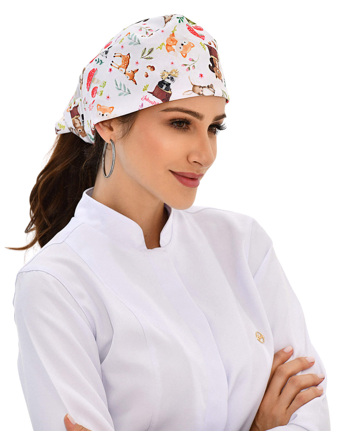 Touca bandana feminina bosque mágico em modelo, estampa de bichinhos da floresta e cogumelos em fundo branco