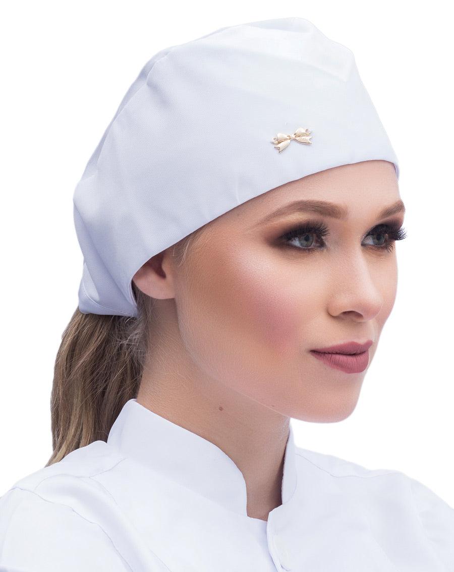 Touca bandana feminina branca em modelo, vista lateral com lacinho dourado aplicado e amarração atrás