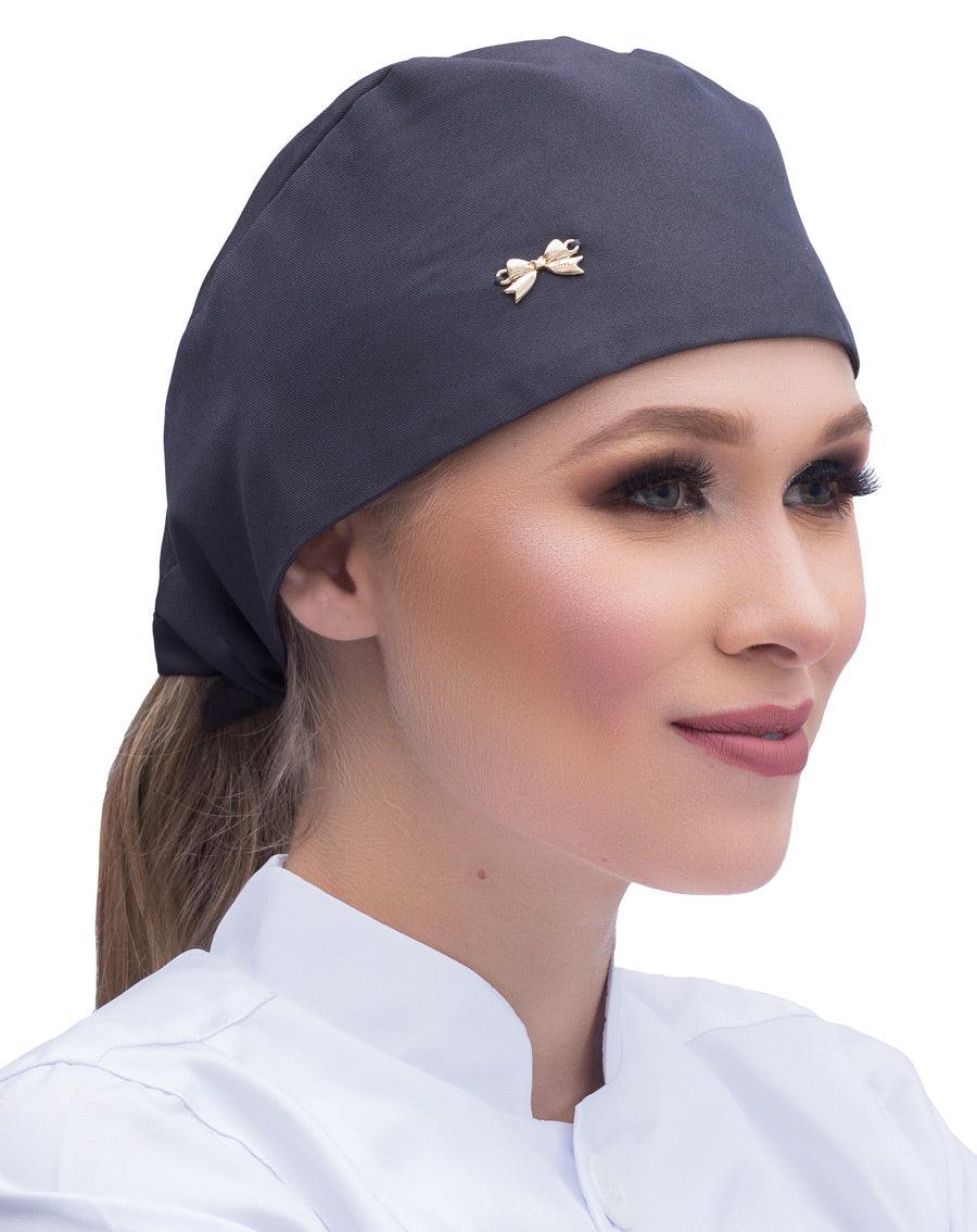 Touca bandana feminina cinza chumbo em modelo, vista lateral com lacinho dourado e amarração presa atrás