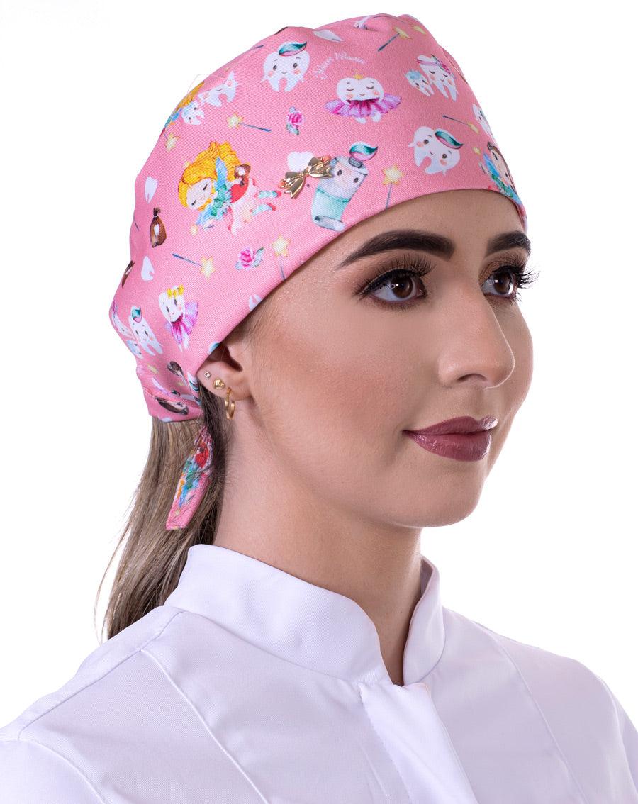 Touca bandana feminina fadinhas do dente salmão em modelo, vista lateral, estampa de fadinhas, dentinhos e varinhas