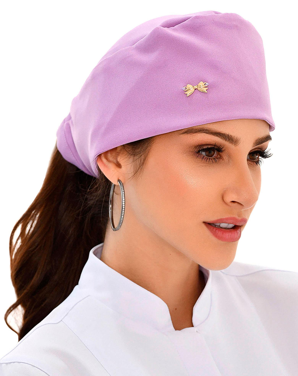 Touca bandana feminina lavanda lisa em modelo, vista lateral, tecido lilás com lacinho dourado na frente