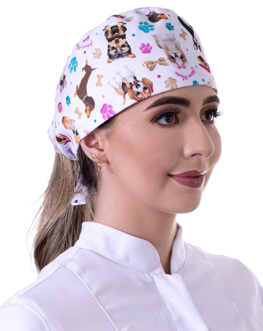 Touca bandana feminina Love Pets em modelo, vista lateral, fundo branco com estampa de cachorrinhos, patinhas e ossinhos