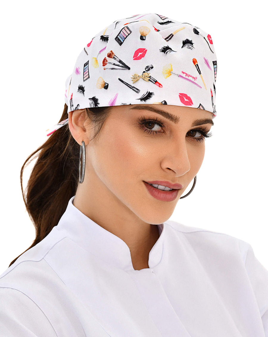 Touca bandana feminina Make Up branca em modelo, amarrada atrás, estampa de maquiagem com batons, pincéis e cílios