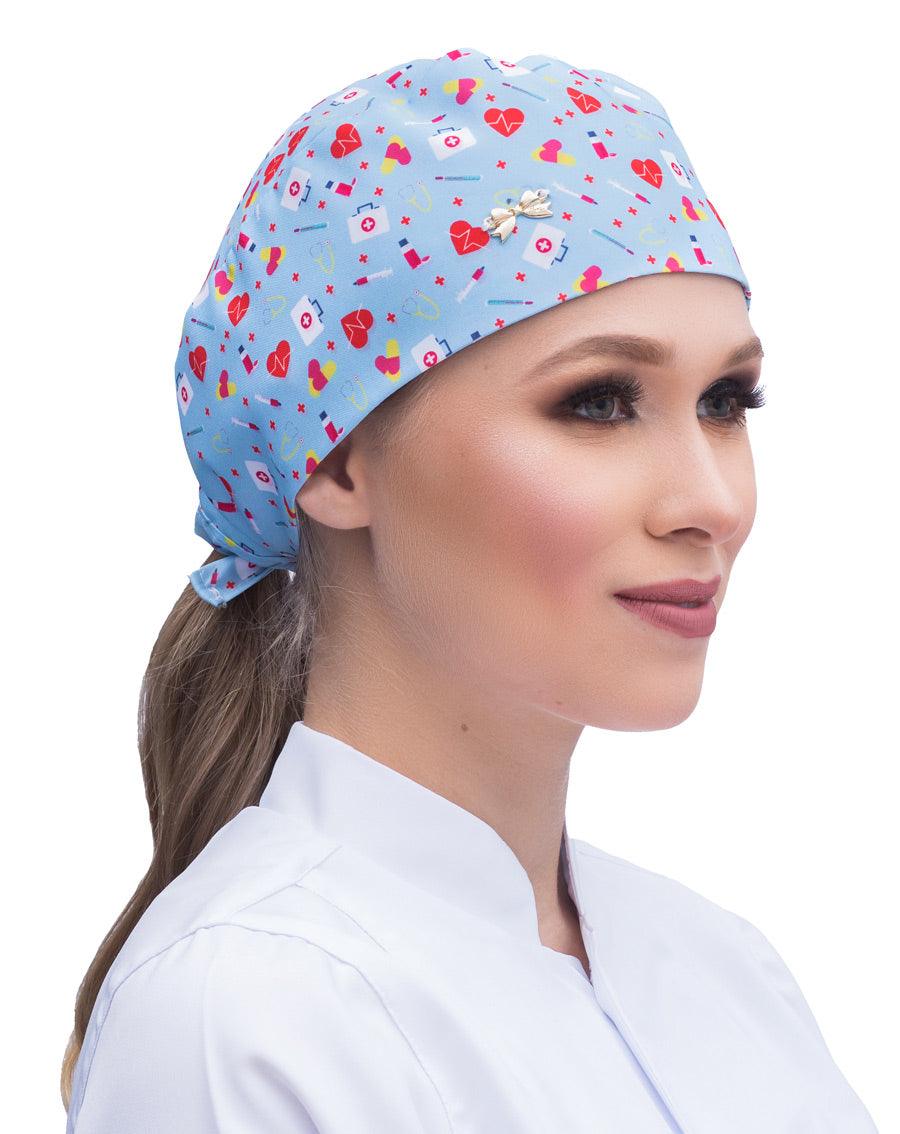 Touca bandana feminina Medic Care azul claro em modelo, estampa de corações, maletas e itens de enfermagem