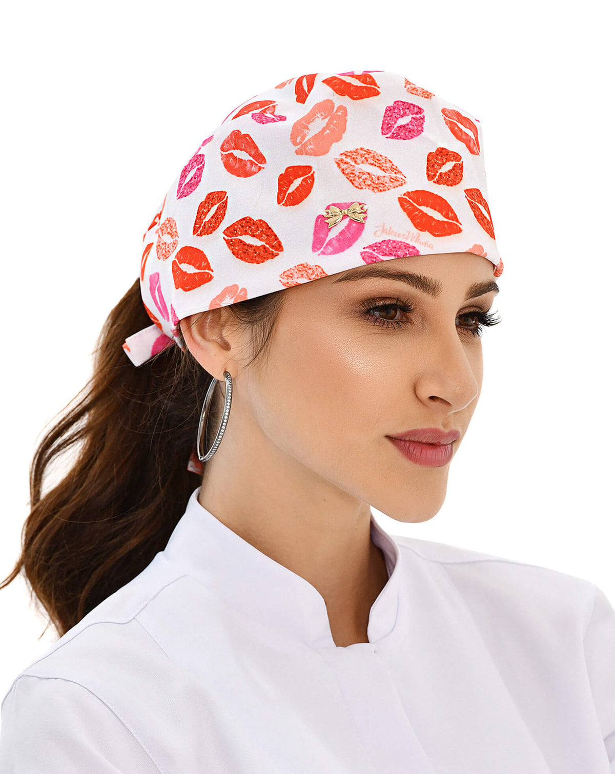 Touca bandana feminina Mil Beijos branca em modelo, amarrada atrás, estampa de beijos de batom vermelhos e rosa