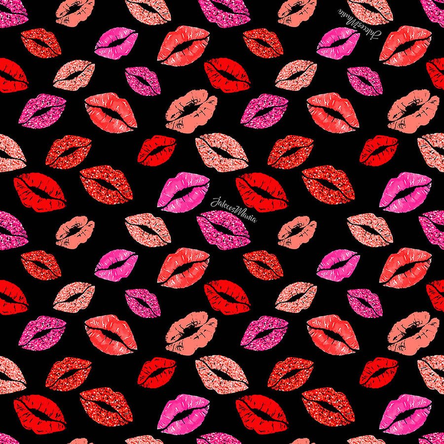 Touca bandana feminina mil beijos preta, detalhe da estampa de beijos em rosa, vermelho e coral sobre fundo preto