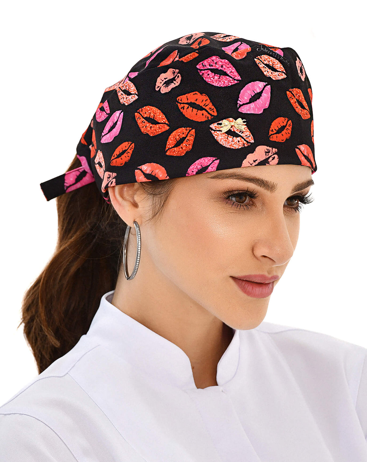 Touca bandana feminina mil beijos preta em modelo, vista lateral, estampa de beijos rosa e vermelhos e amarração atrás