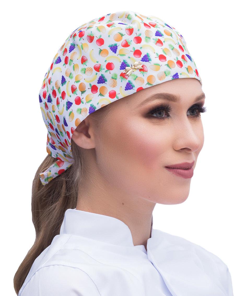 Touca bandana feminina mix frutinhas em modelo, vista lateral, fundo branco com estampa de frutinhas e lacinho dourado