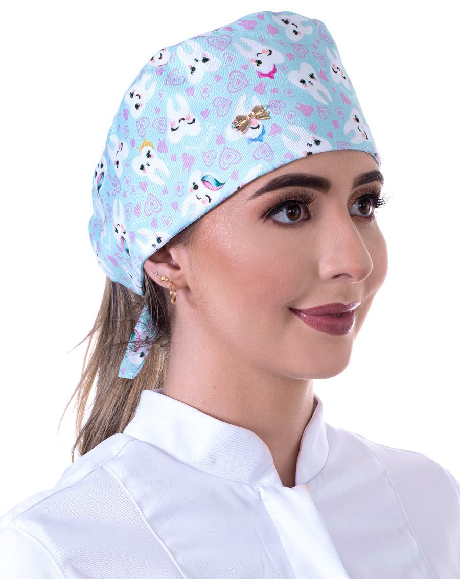 Touca bandana feminina Odonto Love verde água em modelo, estampa odonto com dentinhos fofos e coraçõezinhos rosa