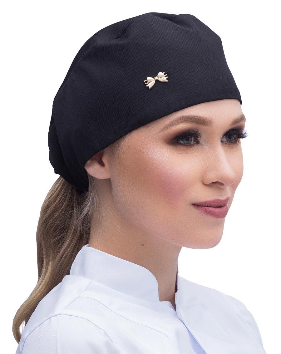 Touca bandana feminina preta em modelo, vista lateral, tecido liso amarrado atrás e broche de lacinho dourado