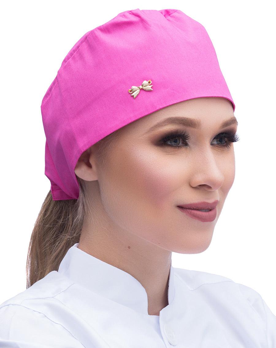 Touca bandana feminina Rosa Chiclete em modelo, tecido liso rosa vibrante amarrado atrás e broche de lacinho dourado