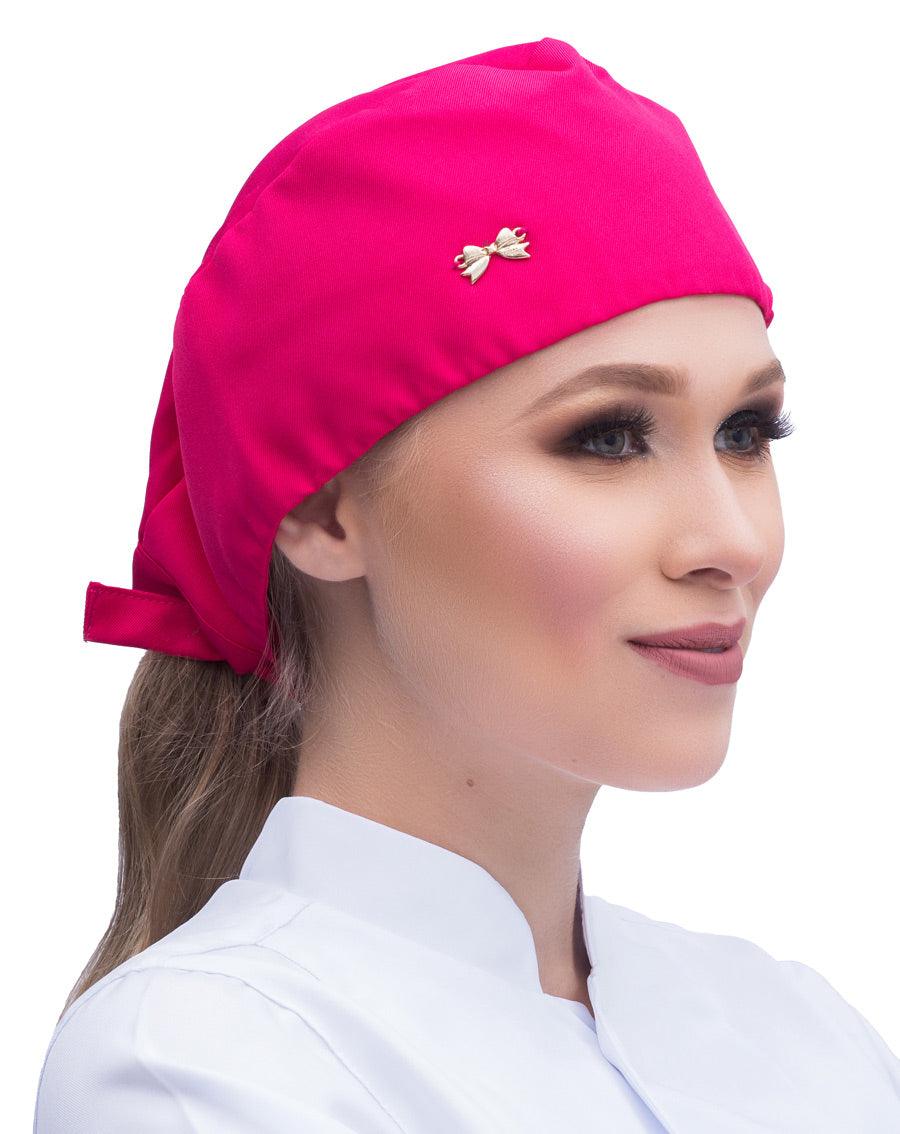 Touca bandana feminina rosa pink em modelo, vista lateral, com lacinho dourado aplicado e amarração atrás