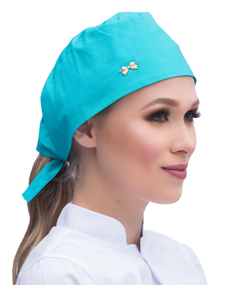 Touca bandana feminina tiffany em modelo, vista lateral, com lacinho aplicado e pontas da amarração na nuca