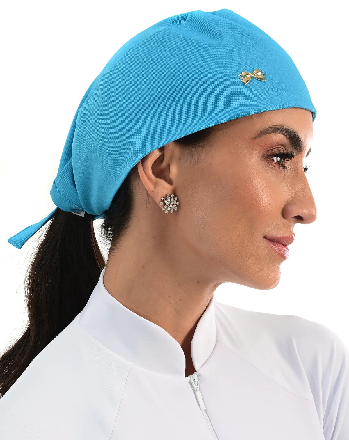 Touca bandana feminina turquesa em modelo, vista lateral, com lacinho dourado e amarração com pontas na nuca