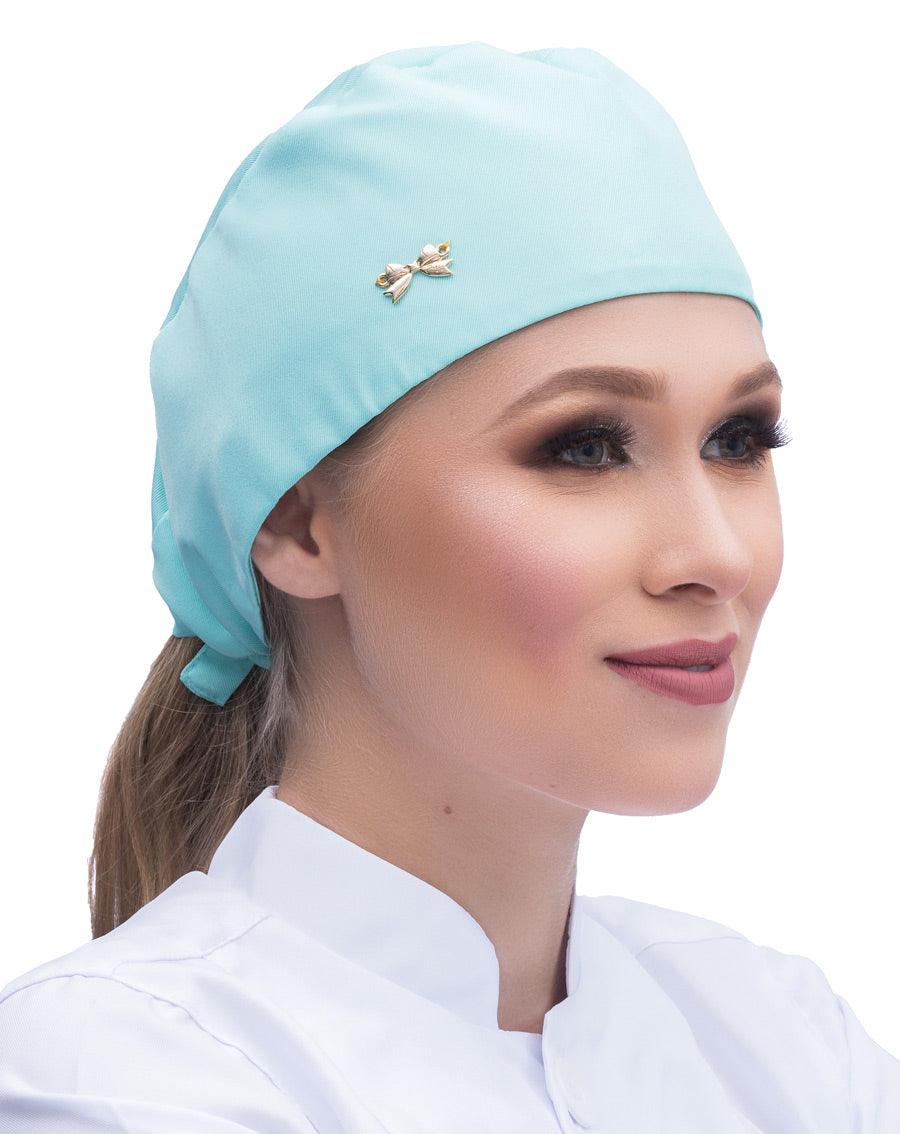 Touca bandana feminina verde água em modelo, vista lateral, com lacinho aplicado e amarração atrás da cabeça