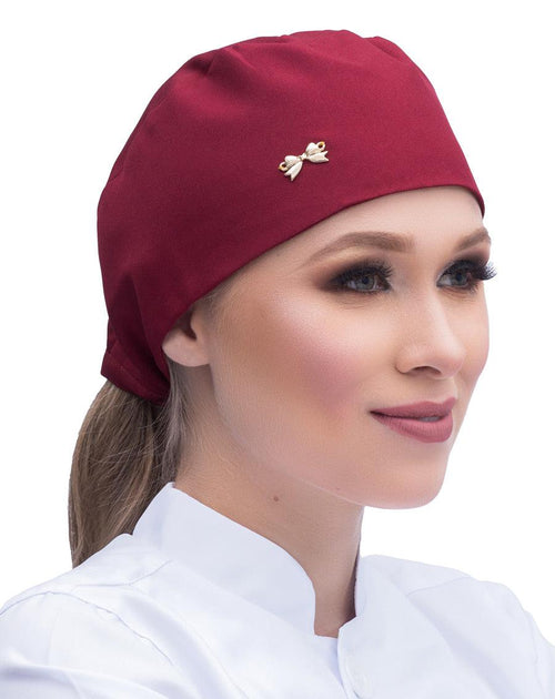 Touca bandana feminina vinho bordô em modelo, vista lateral, com lacinho dourado aplicado no tecido