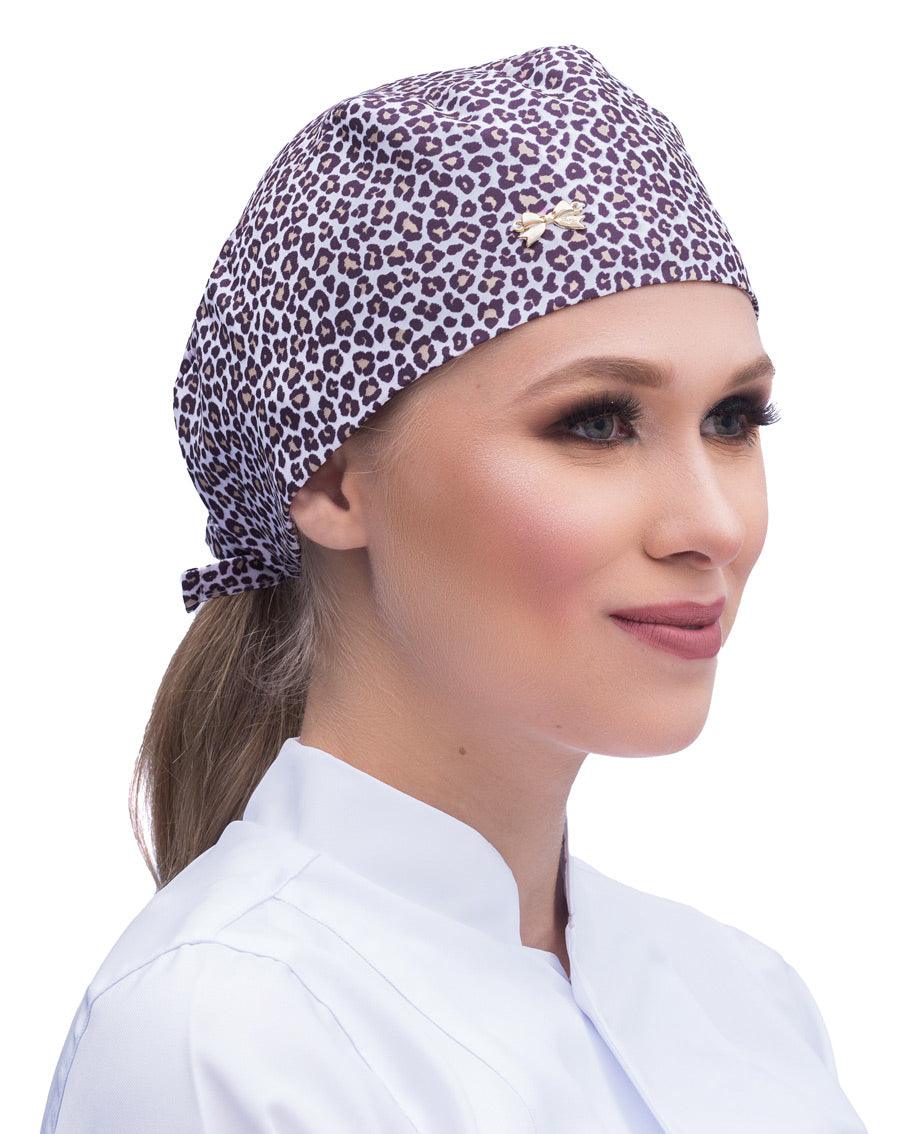 Touca bandana feminina Oncinha Marrom em modelo, vista lateral, estampa de oncinha em tons de marrom e lacinho dourado