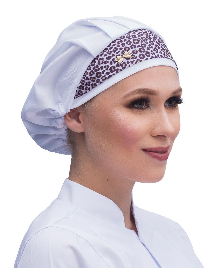 Touca elástico feminina branca em modelo, vista lateral, faixa oncinha marrom com lacinho dourado na frente