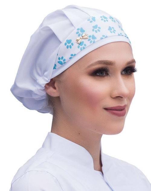 Touca elástico feminina branca em modelo, vista lateral, faixa de patinhas azul tiffany com lacinho dourado