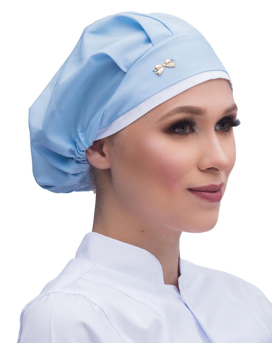 Touca elástico feminina azul claro com viés branco na borda, em modelo, vista lateral, com franzido na nuca e lacinho